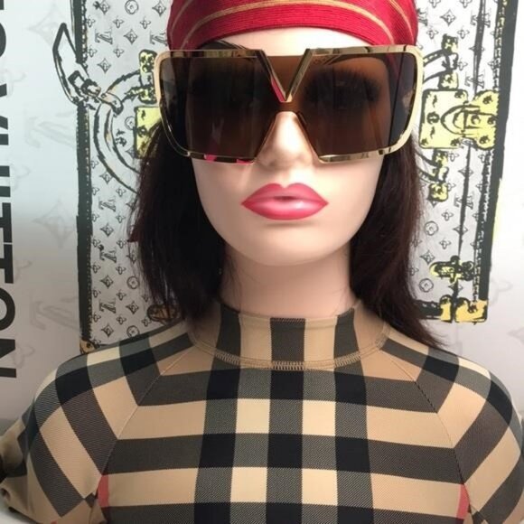 New Authentic Valentino V-Romask Oversized Sunglasses – Light Gold Titanium, Uni - Picture 6 of 12